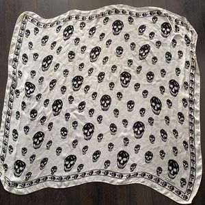 Alexander McQueen classic skull scarf